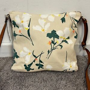 💕 NWOT medium sized floral canvas crossbody